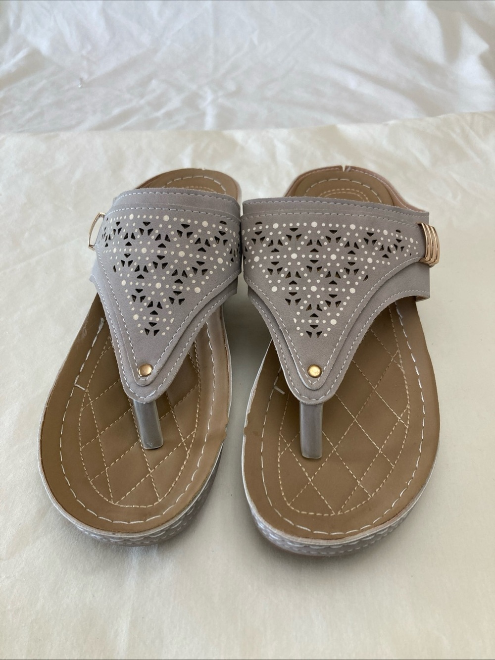 Women's Gray Laser-Cut Thong Sandals - Comfortable Casual Style size 10